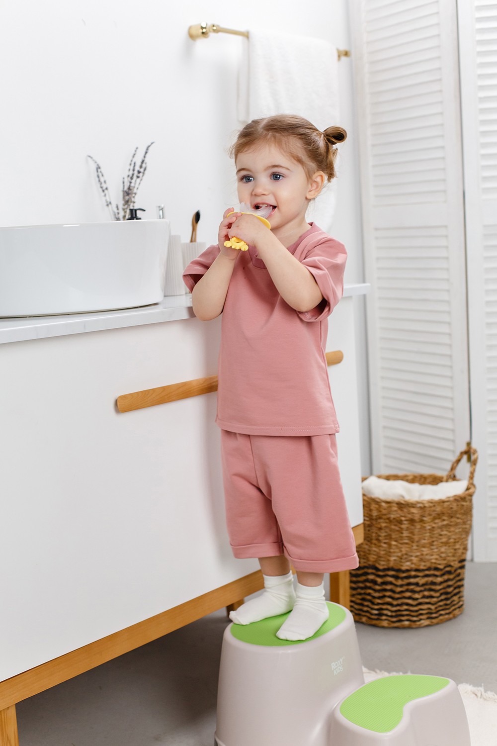 Зубная щетка-массажер Roxy Kids детская Крабик с футляром цвет желтый