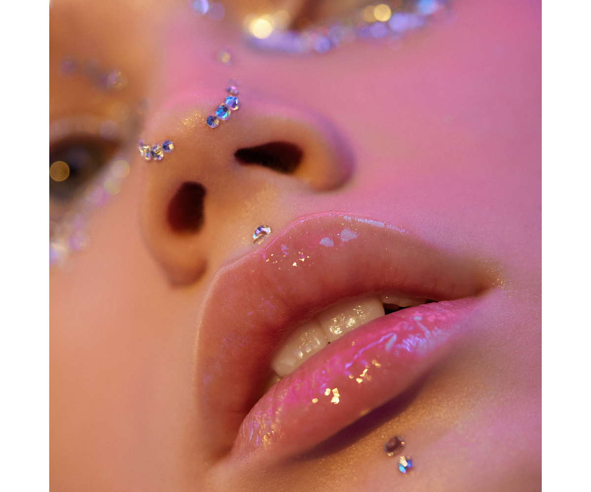 Блеск для губ Influence Beauty Plexiglass глянцевый тон 02 прозрачный с розовыми блестками 3.5мл