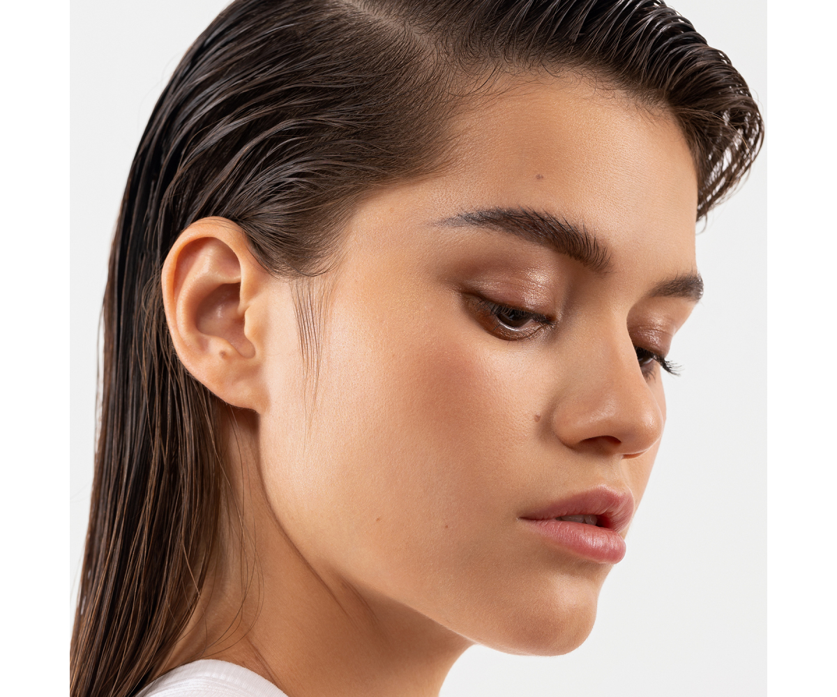 Стик Influence Beauty Universum 3 в 1 для макияжа глаз лица и губ тон 01 бледно-коричневый 5.5г